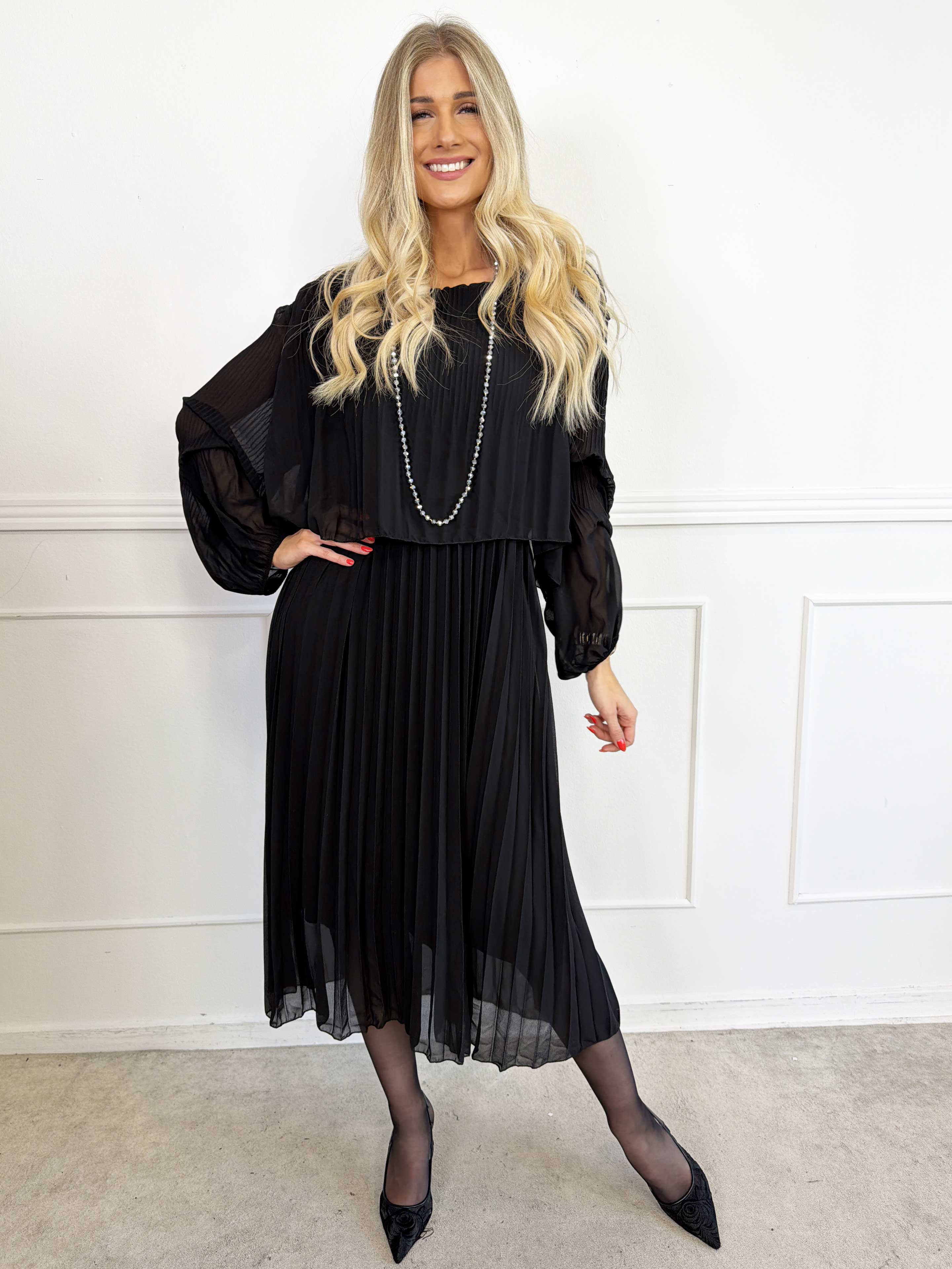 Kristina Long - Langærmet plus size kjole med plisseringer